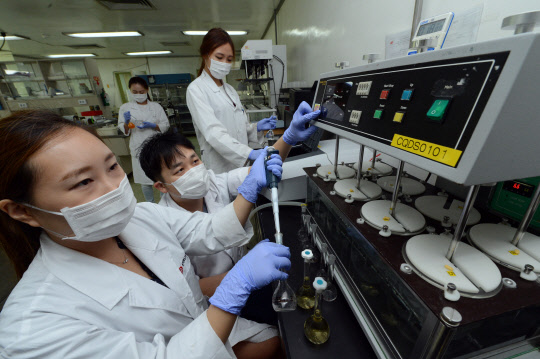 씨트리 연구원들이 같은 성분으로 만들어진 두가지 제제의 의약품이 체내에서 같은 효능을 보이는지 테스트를 하고 있다.  김민수기자 ultrartist@